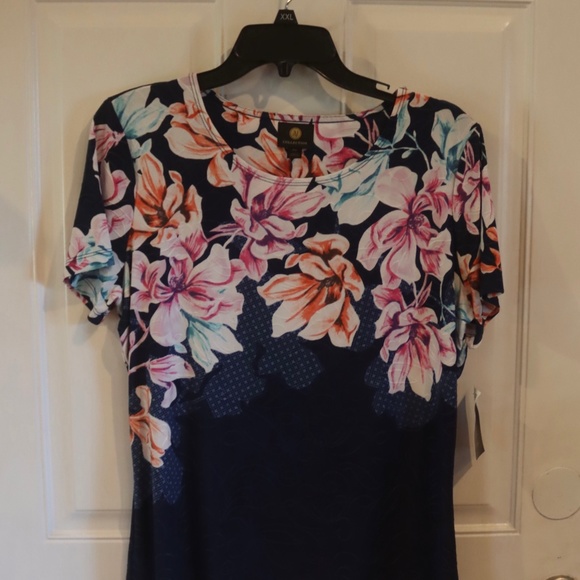 JM Collection Tops - JM COLLECTION NWT Petite Short Sleeve Printed Top  PL
